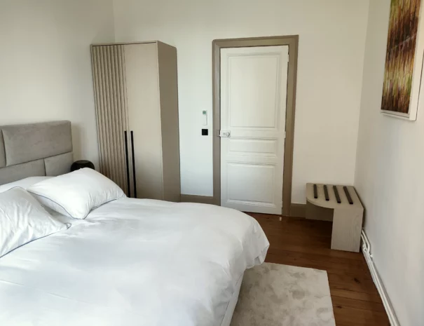 Une chambre pour deux personnes avec un lit queen size