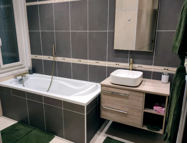 La salle de bain de la chambre numéro 2 de la Bastide Castella avec un lavabo et une baignoire.