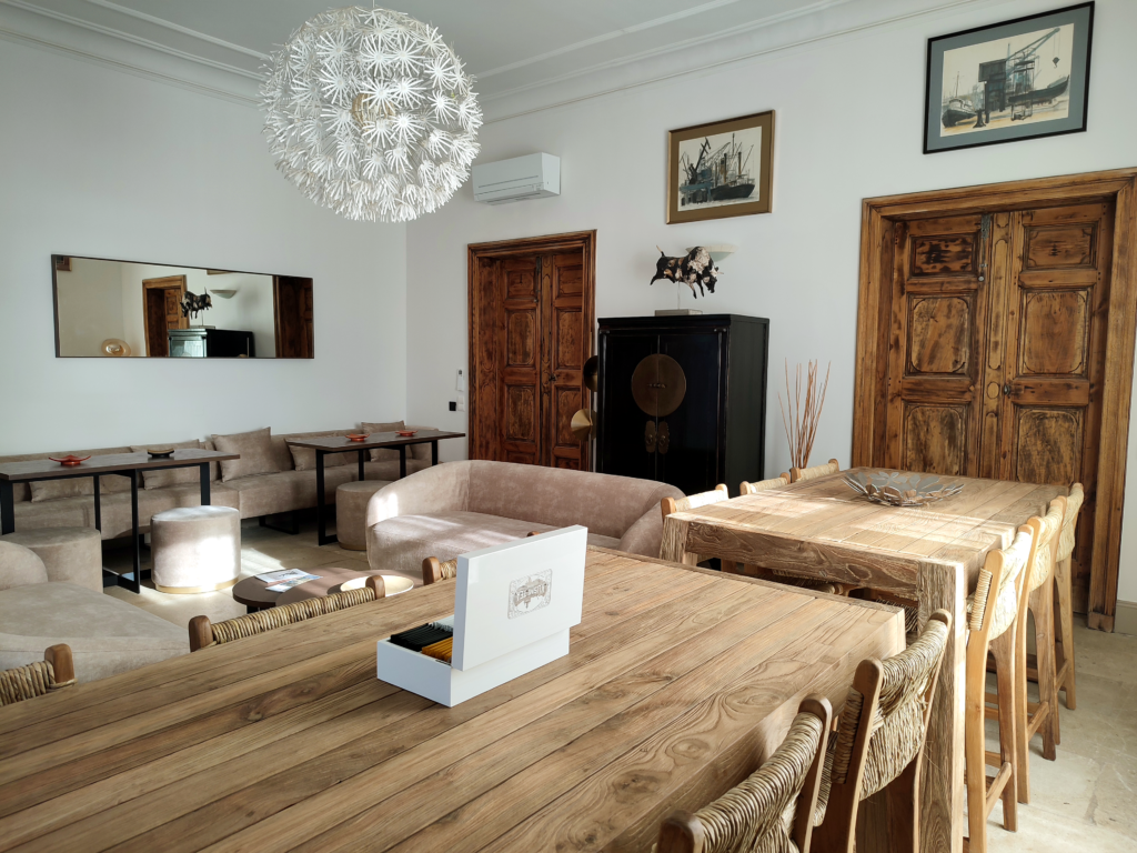 La salle à manger de la Bastide Castella, un espace de détente et de convivialité avec ses grandes tables en bois massif