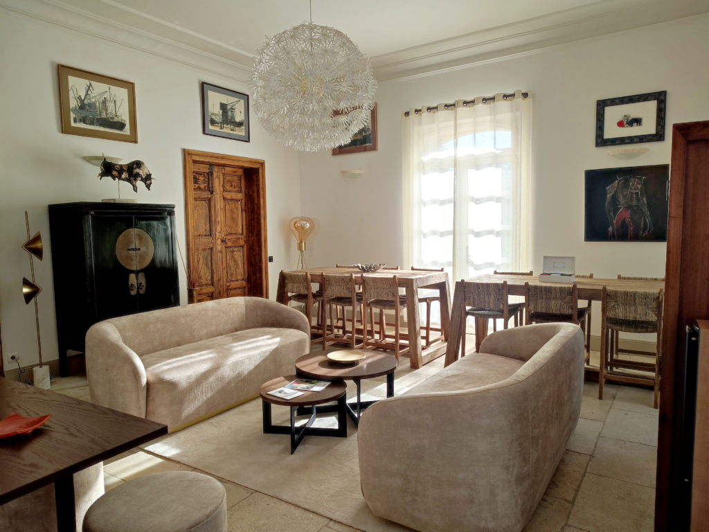 La salle à manger de la Bastide Castella, demeure de charme à Montpellier, avec un espace salon convivial