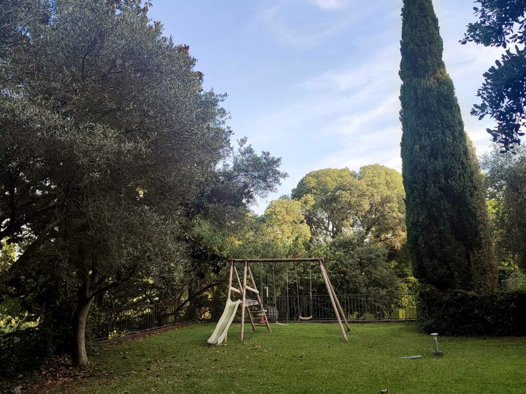 Un espace avec des jeux pour enfants dans le parc de la Bastide Castella, demeure de charme à Montpellier