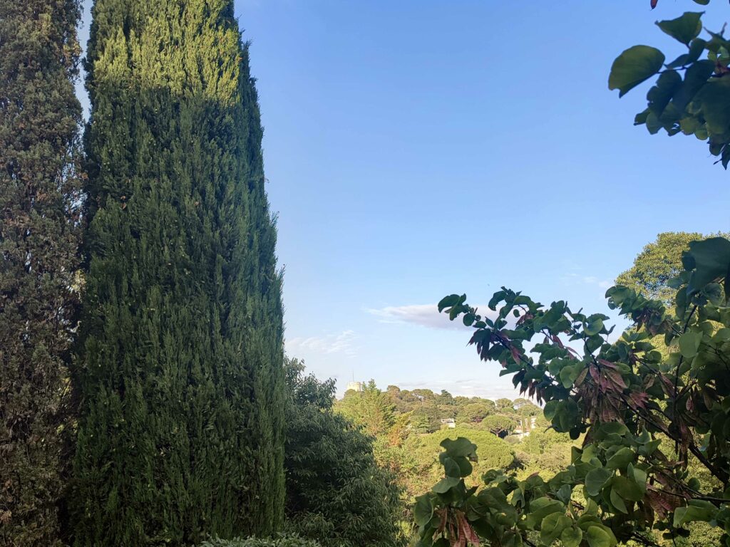 La vue sur l'arrière du parc de la Bastide Castella à Montpellier