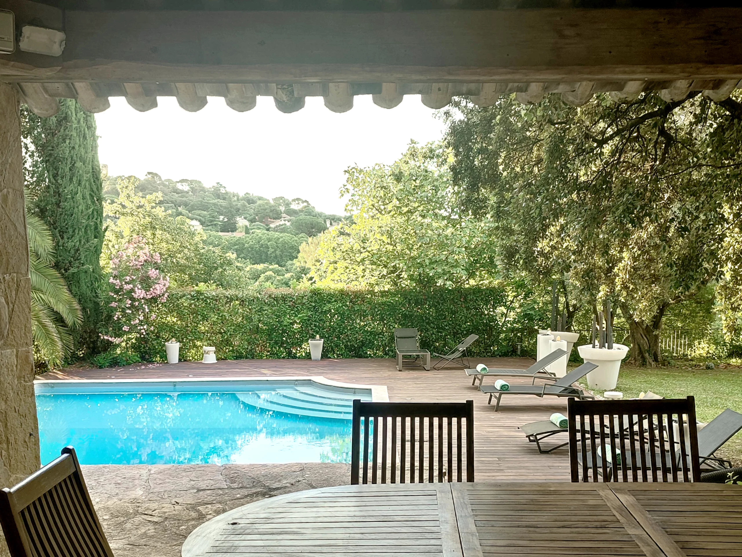 La piscine de la Bastide Castella, vue depuis le Pool House dans le parc