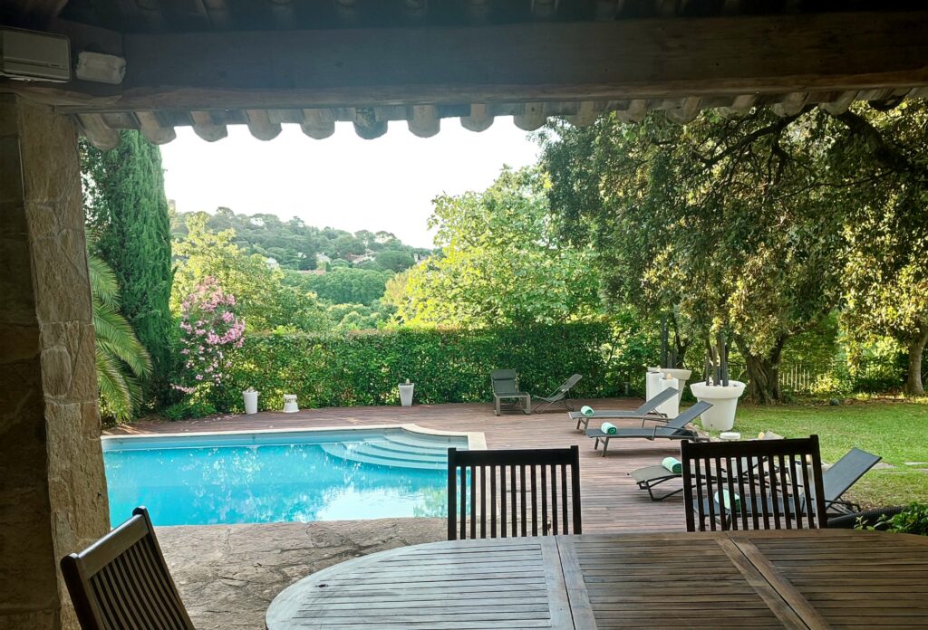 La piscine de la Bastide Castella, vue depuis le Pool House où installer confortablement nos hôtes