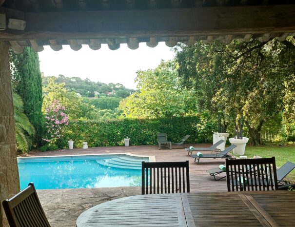La piscine de la Bastide Castella, vue depuis le Pool House où installer confortablement nos hôtes