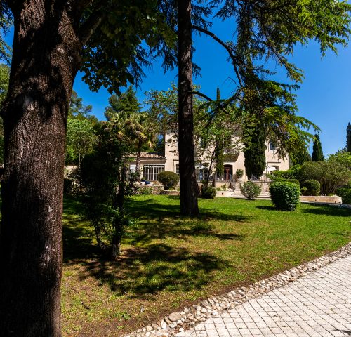 Entrée de la bastide avec le parc