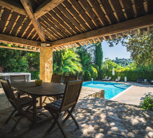 Poolhouse avec table et chaises et piscine