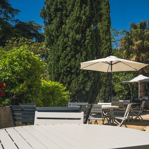 Terrasse avec parasol devant la Bastide Castella