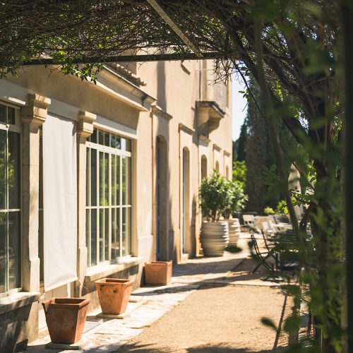 Terrasse avec parasol devant la Bastide Castella